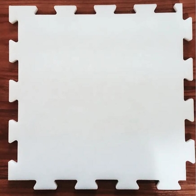 L'individu d'UHMWPE lubrifiant la glace artificielle d'hockey extérieur couvre de tuiles la piste de patinage