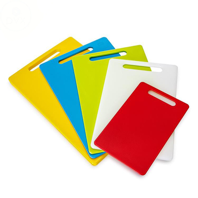 Planche à découper en plastique de couleur de rectangle de HDPE de plaque de découpage multi de cuisine avec la poignée