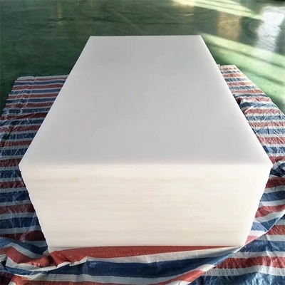 L'individu d'UHMWPE lubrifiant la glace artificielle d'hockey extérieur couvre de tuiles la piste de patinage