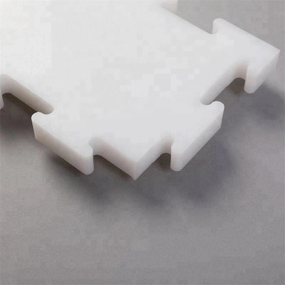 L'individu d'UHMWPE lubrifiant la glace artificielle d'hockey extérieur couvre de tuiles la piste de patinage