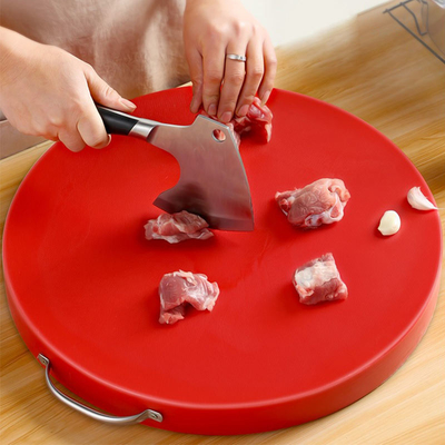 La cuisine de ménage faisant cuire des outils épaississent le PE en plastique autour de la plaque de découpage coupée
