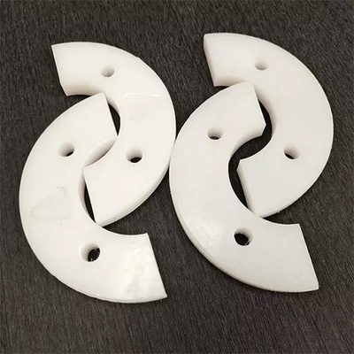 Grattoir glissant en plastique de convoyeur à chaînes de pièces de commande numérique par ordinateur autour de protection de vols de convoyeur d'entrave