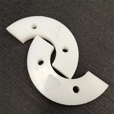 Grattoir glissant en plastique de convoyeur à chaînes de pièces de commande numérique par ordinateur autour de protection de vols de convoyeur d'entrave