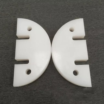Grattoir glissant en plastique de convoyeur à chaînes de pièces de commande numérique par ordinateur autour de protection de vols de convoyeur d'entrave